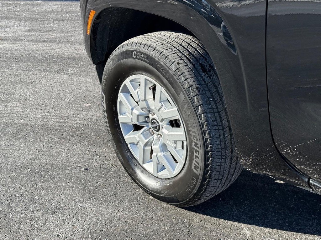 Nissan Frontier Vehicle Full-screen Gallery Image 08