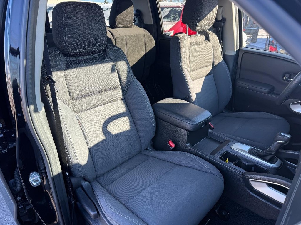 Nissan Frontier Vehicle Full-screen Gallery Image 09