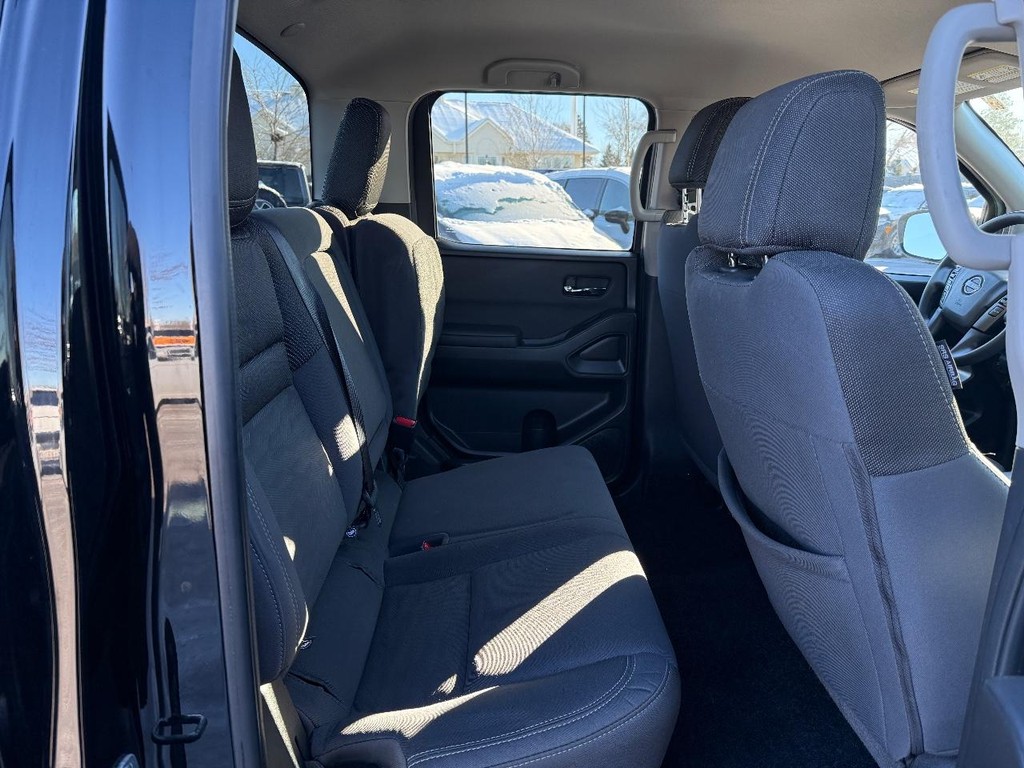 Nissan Frontier Vehicle Full-screen Gallery Image 10