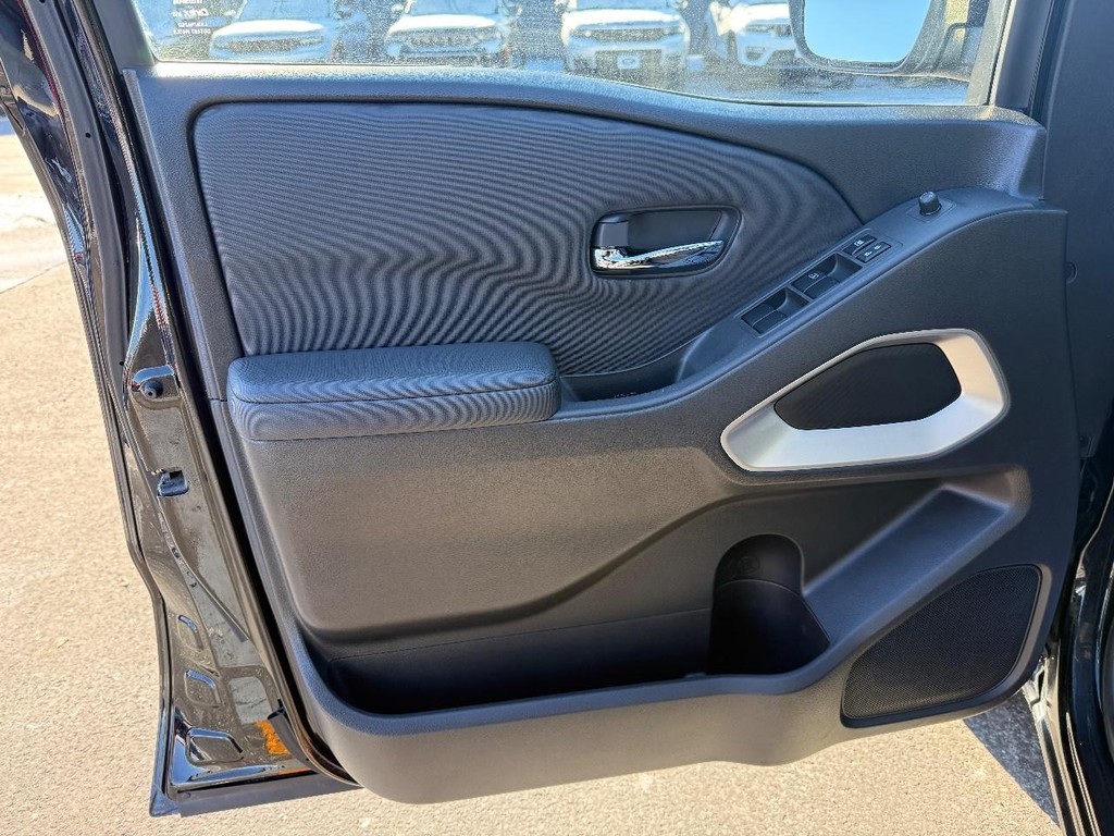 Nissan Frontier Vehicle Full-screen Gallery Image 14