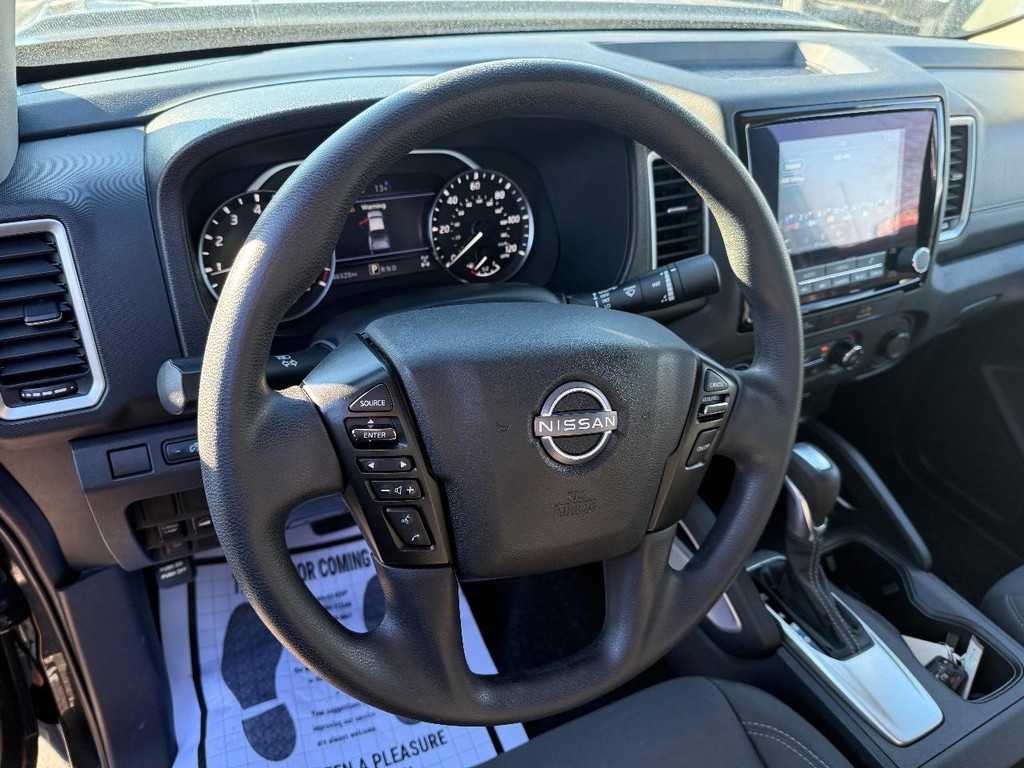 Nissan Frontier Vehicle Full-screen Gallery Image 15