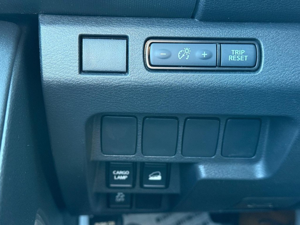 Nissan Frontier Vehicle Full-screen Gallery Image 24