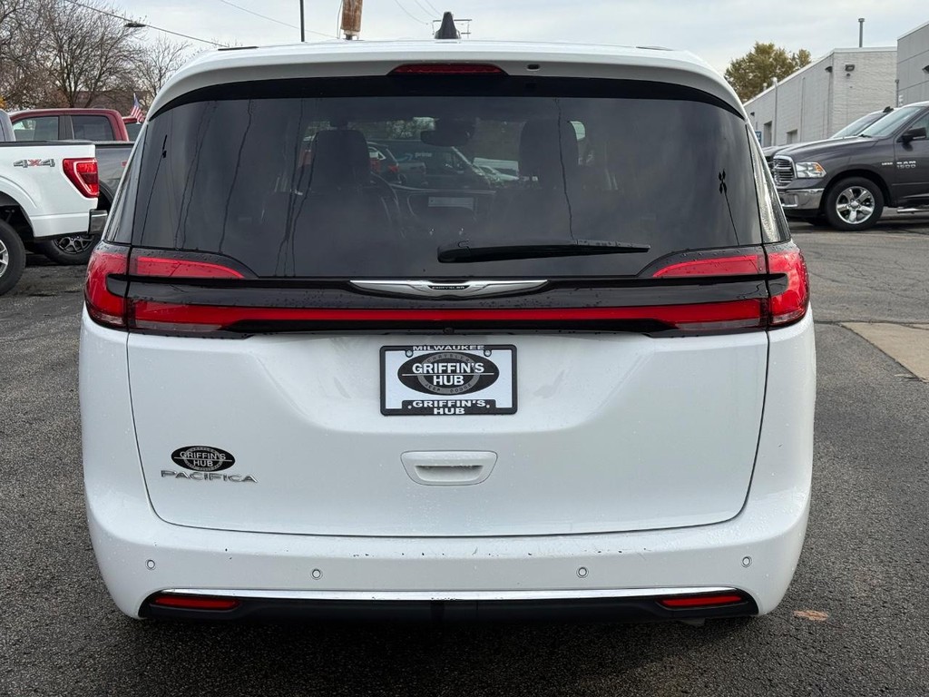 Chrysler Pacifica Vehicle Full-screen Gallery Image 05