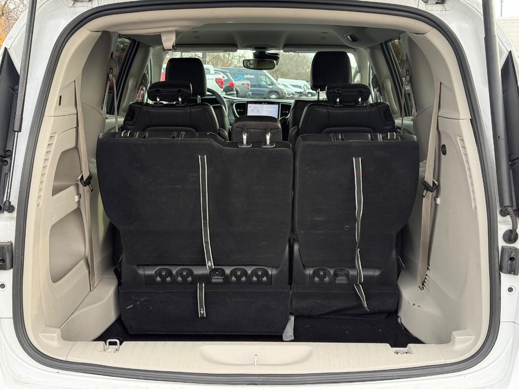 Chrysler Pacifica Vehicle Full-screen Gallery Image 07