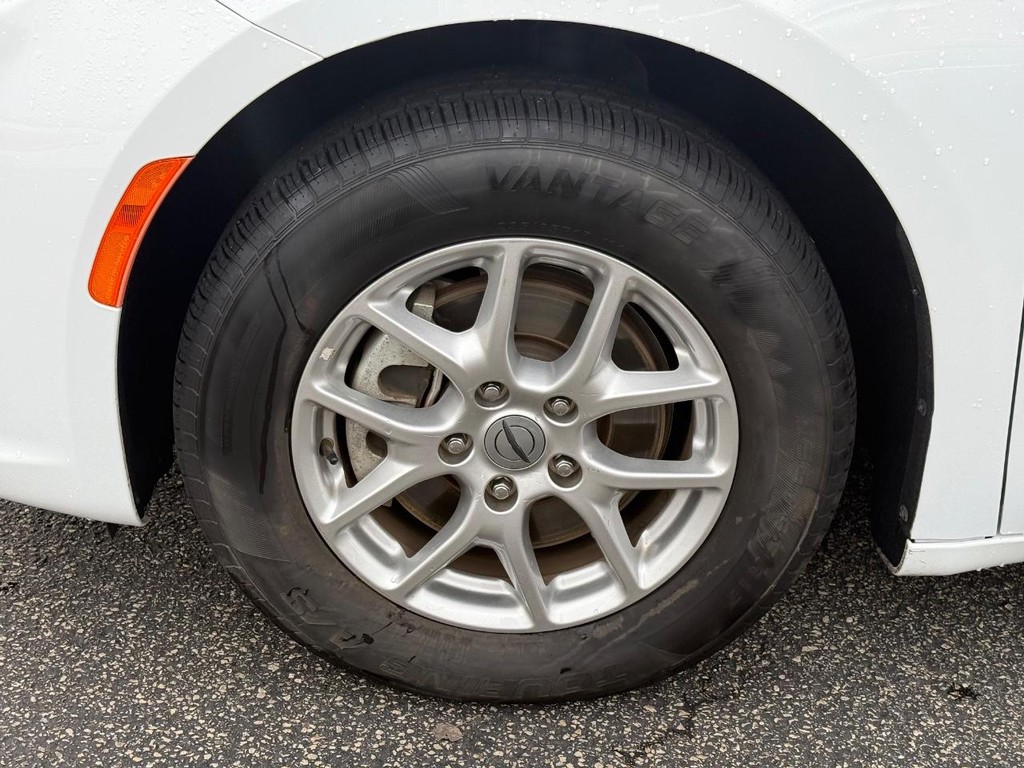 Chrysler Pacifica Vehicle Full-screen Gallery Image 08