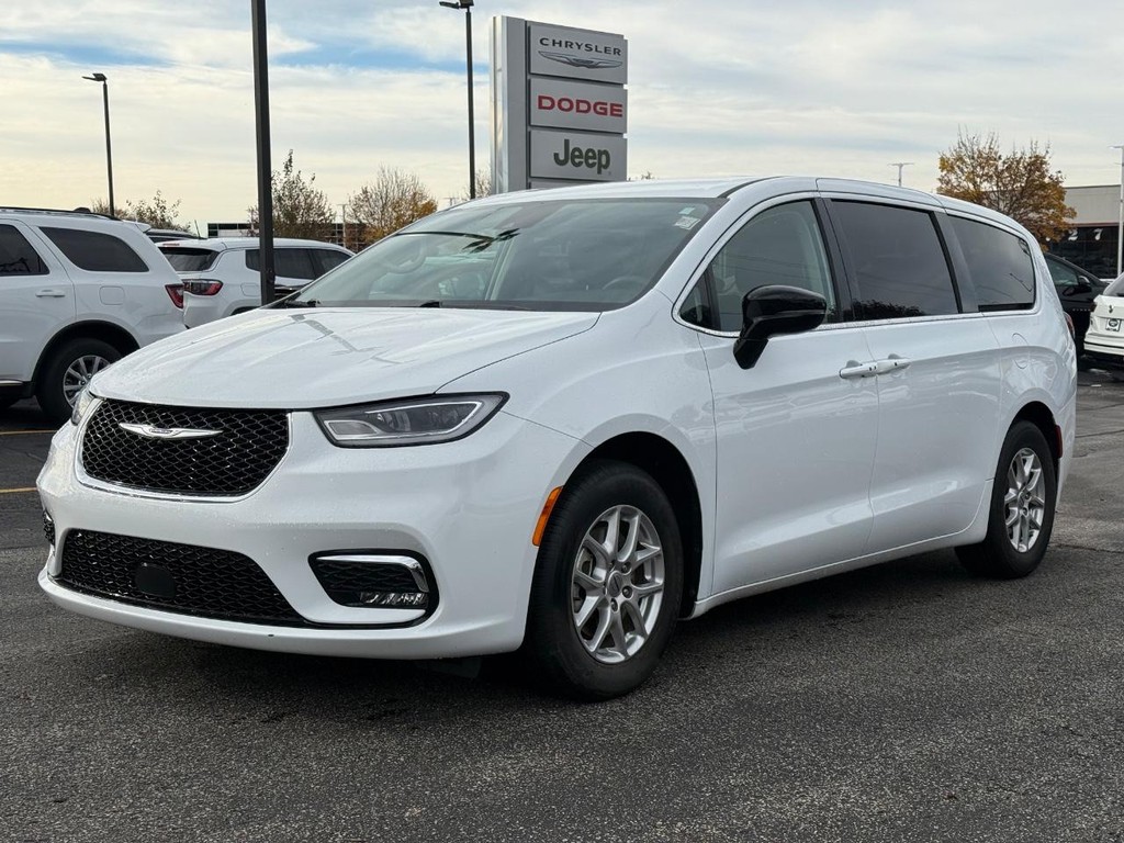 Chrysler Pacifica Vehicle Full-screen Gallery Image 09