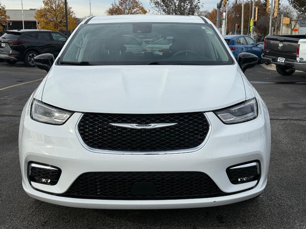 Chrysler Pacifica Vehicle Full-screen Gallery Image 10