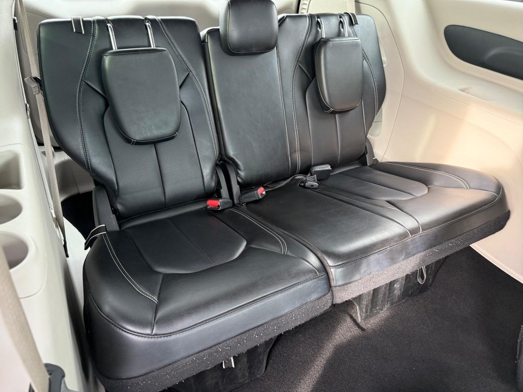 Chrysler Pacifica Vehicle Full-screen Gallery Image 11