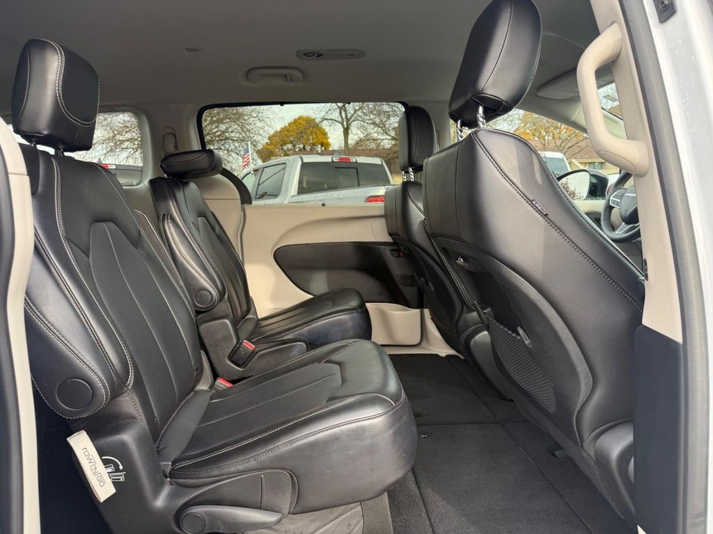 Chrysler Pacifica Vehicle Full-screen Gallery Image 12