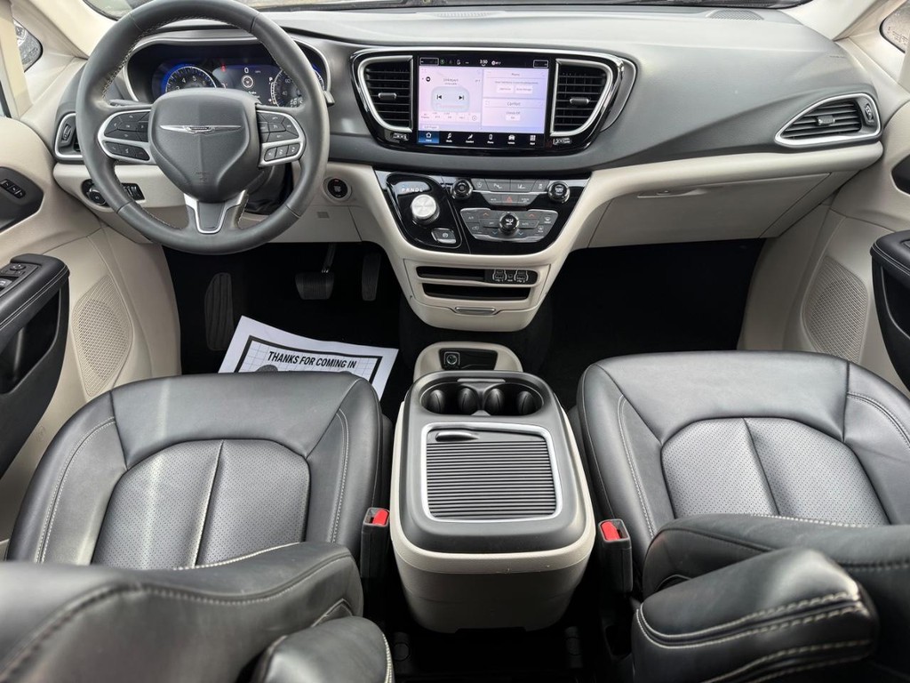 Chrysler Pacifica Vehicle Full-screen Gallery Image 13