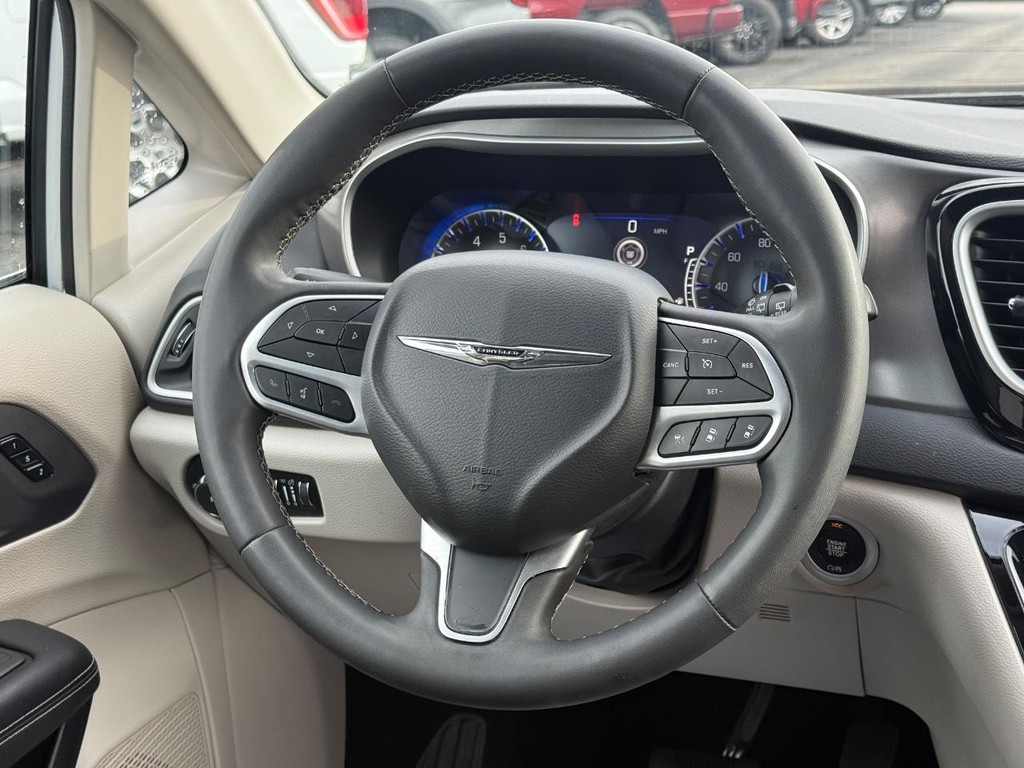 Chrysler Pacifica Vehicle Full-screen Gallery Image 14