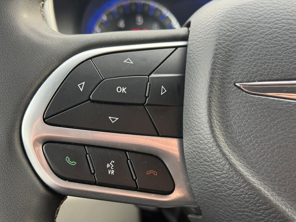 Chrysler Pacifica Vehicle Full-screen Gallery Image 15