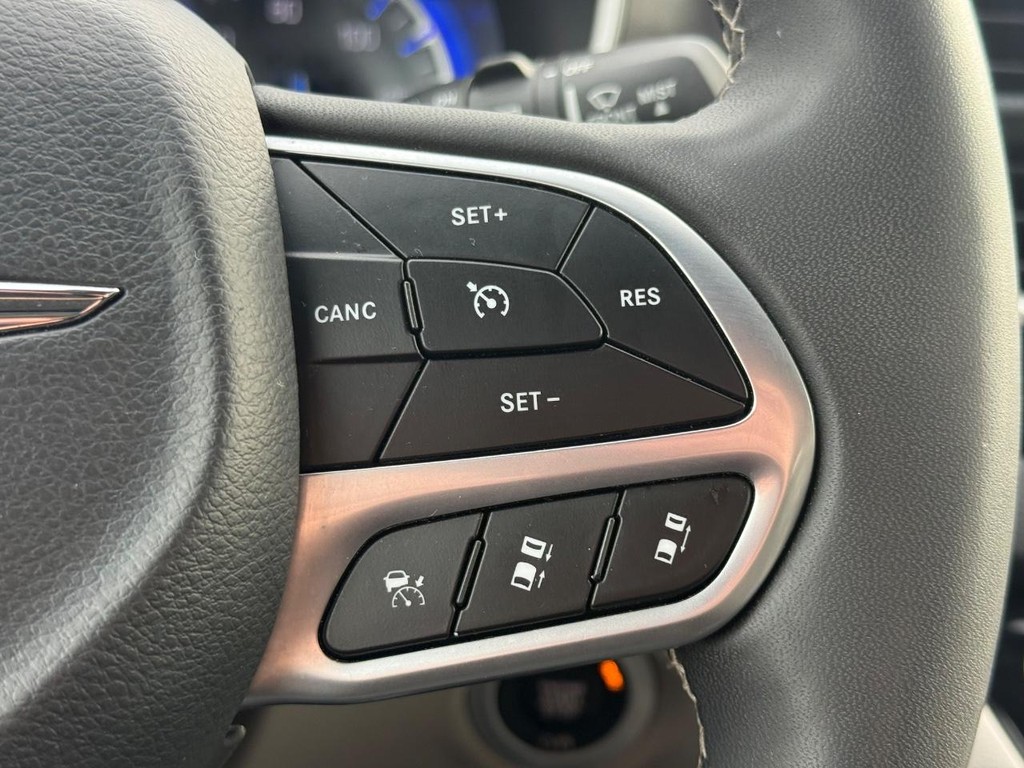 Chrysler Pacifica Vehicle Full-screen Gallery Image 16