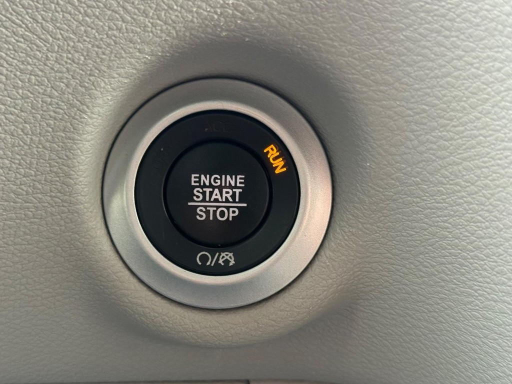 Chrysler Pacifica Vehicle Full-screen Gallery Image 17