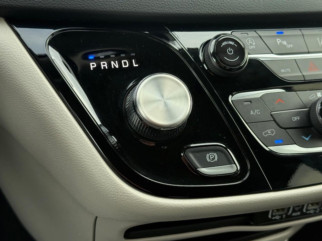 Chrysler Pacifica Vehicle Full-screen Gallery Image 22