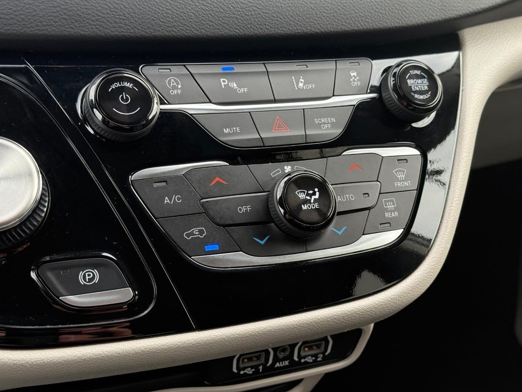 Chrysler Pacifica Vehicle Full-screen Gallery Image 23