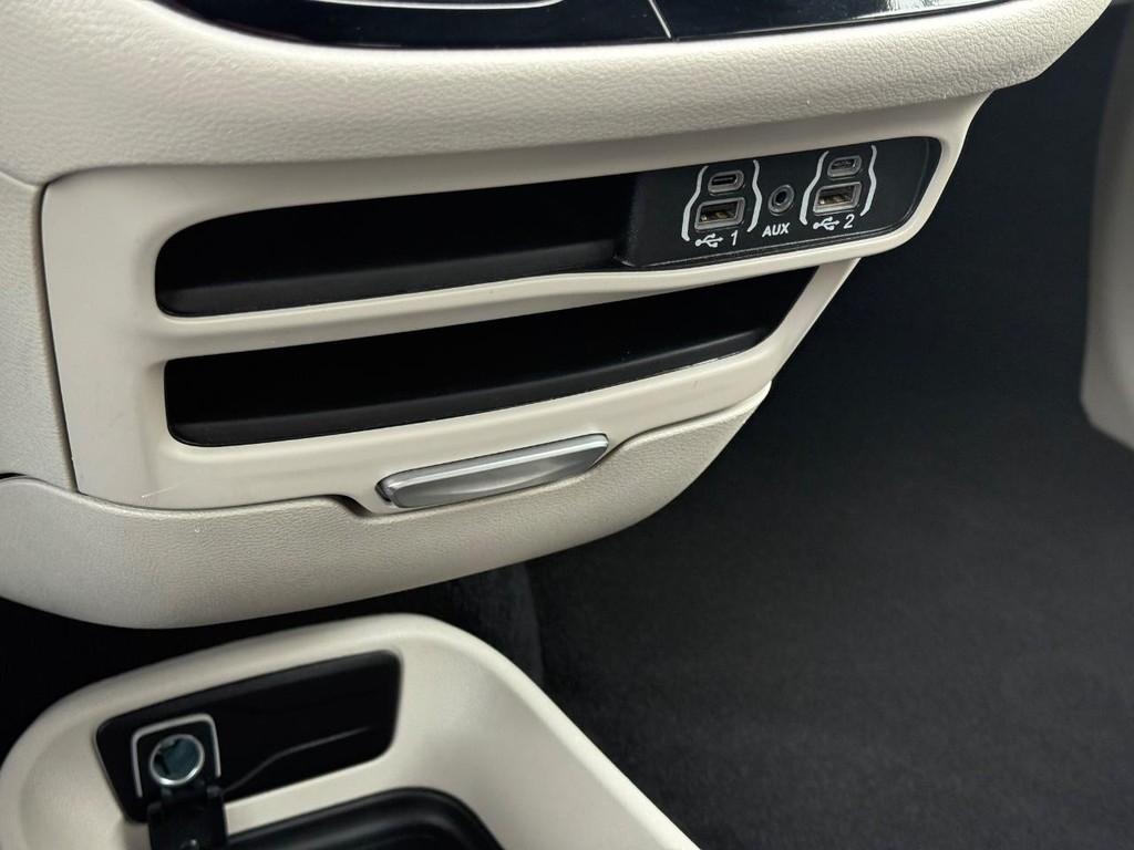 Chrysler Pacifica Vehicle Full-screen Gallery Image 24