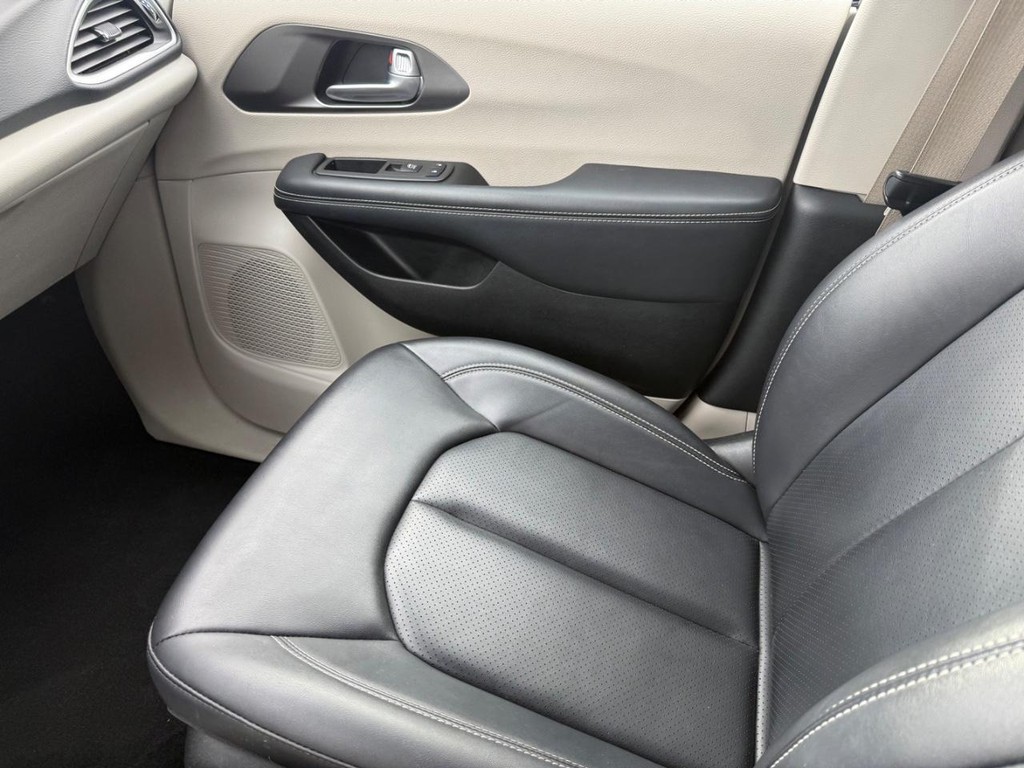Chrysler Pacifica Vehicle Full-screen Gallery Image 25