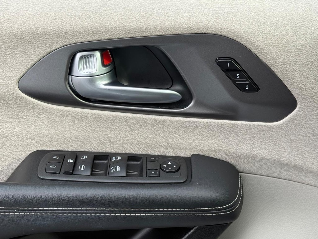 Chrysler Pacifica Vehicle Full-screen Gallery Image 28