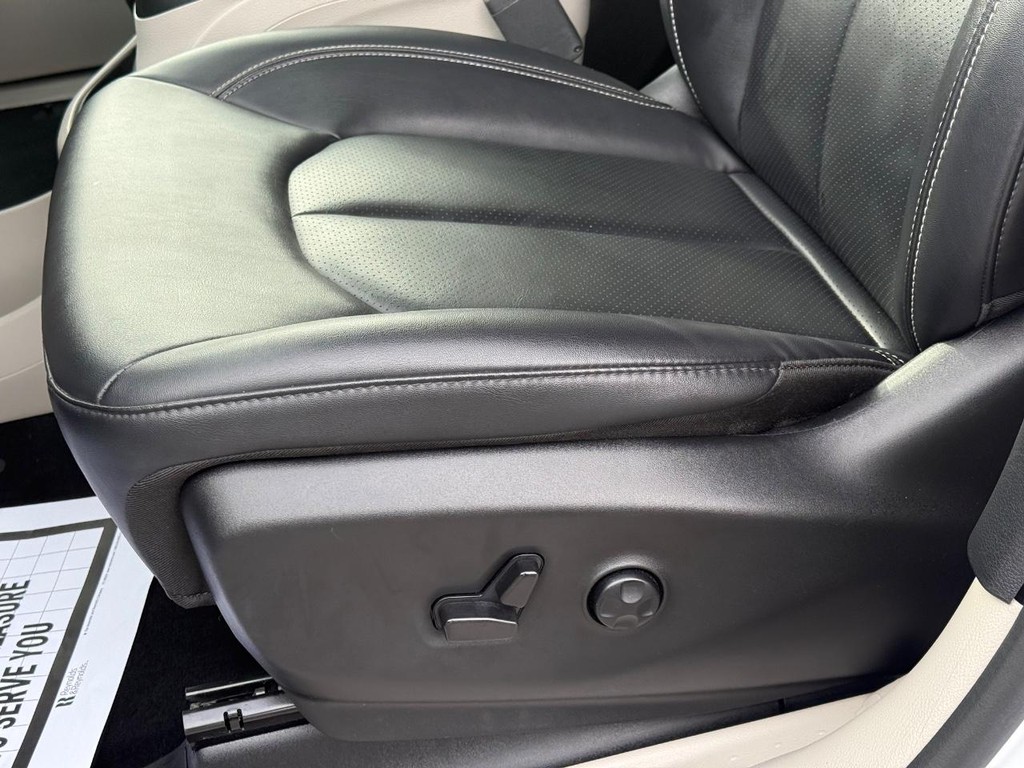 Chrysler Pacifica Vehicle Full-screen Gallery Image 29