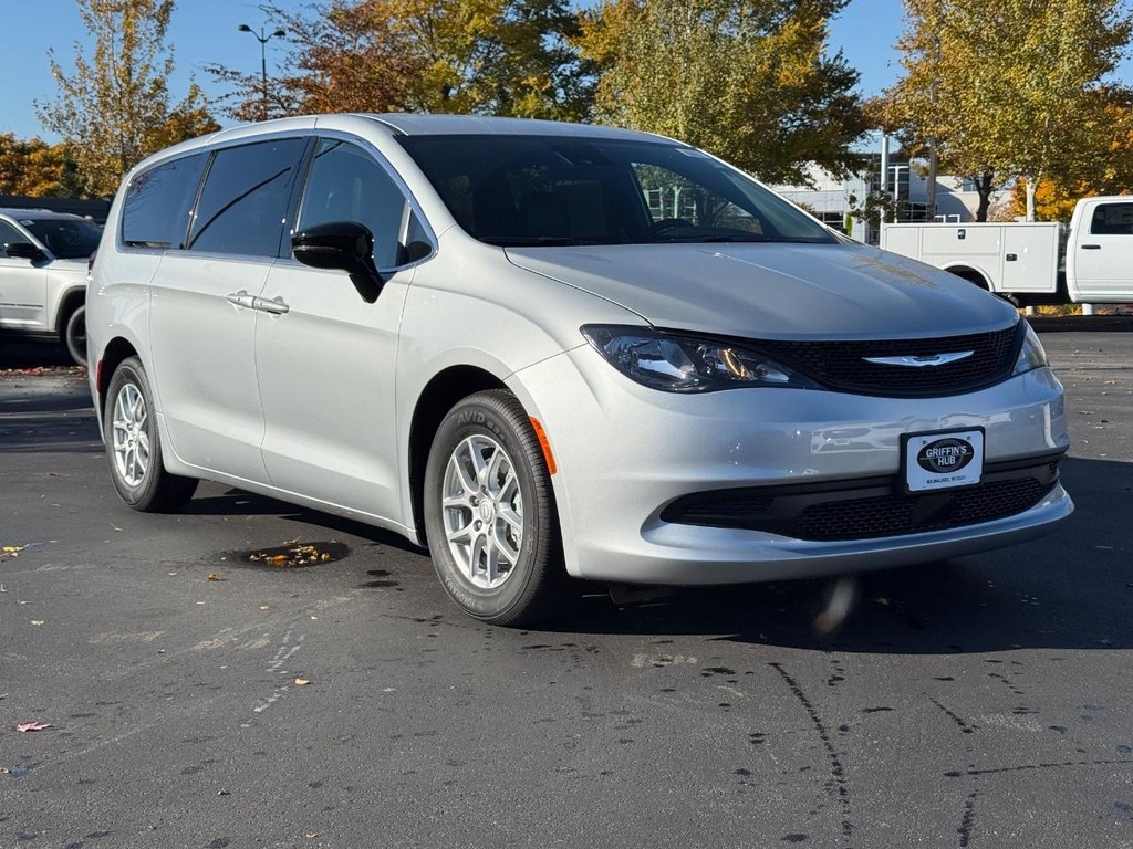 Chrysler Voyager Vehicle Full-screen Gallery Image 02