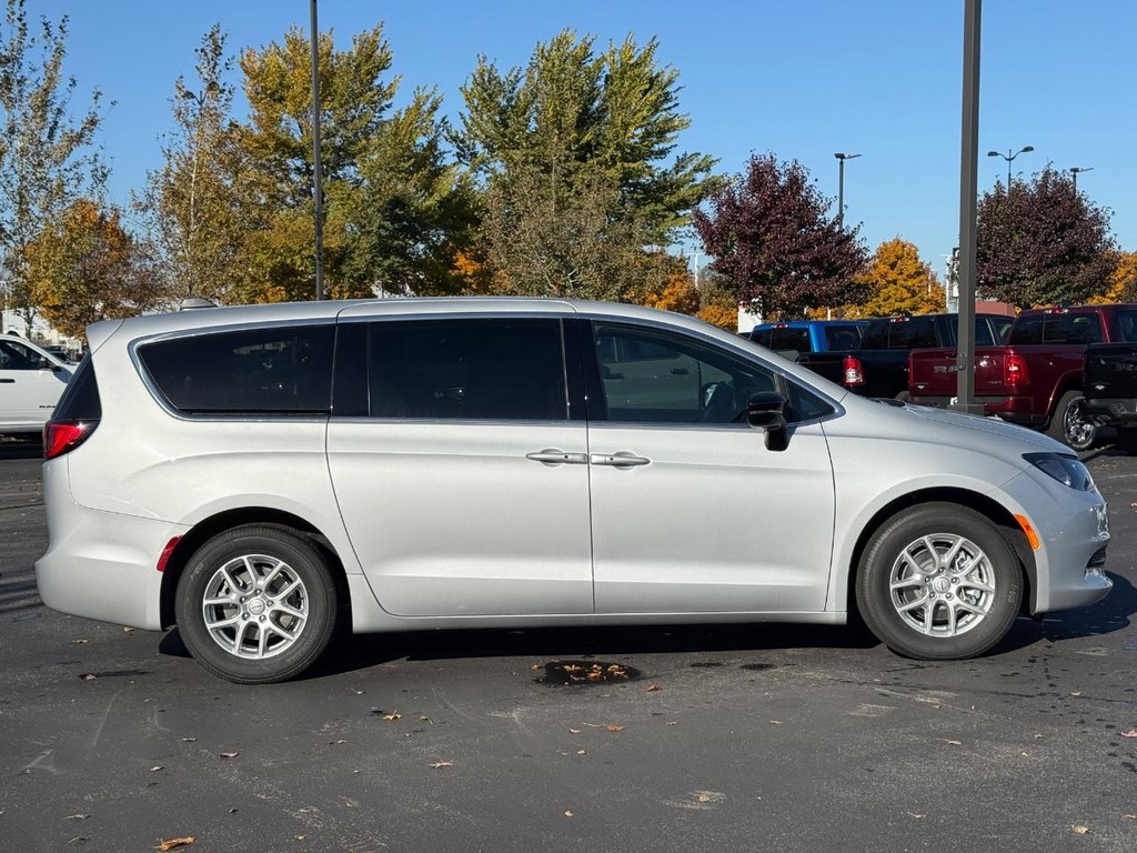 Chrysler Voyager Vehicle Full-screen Gallery Image 03