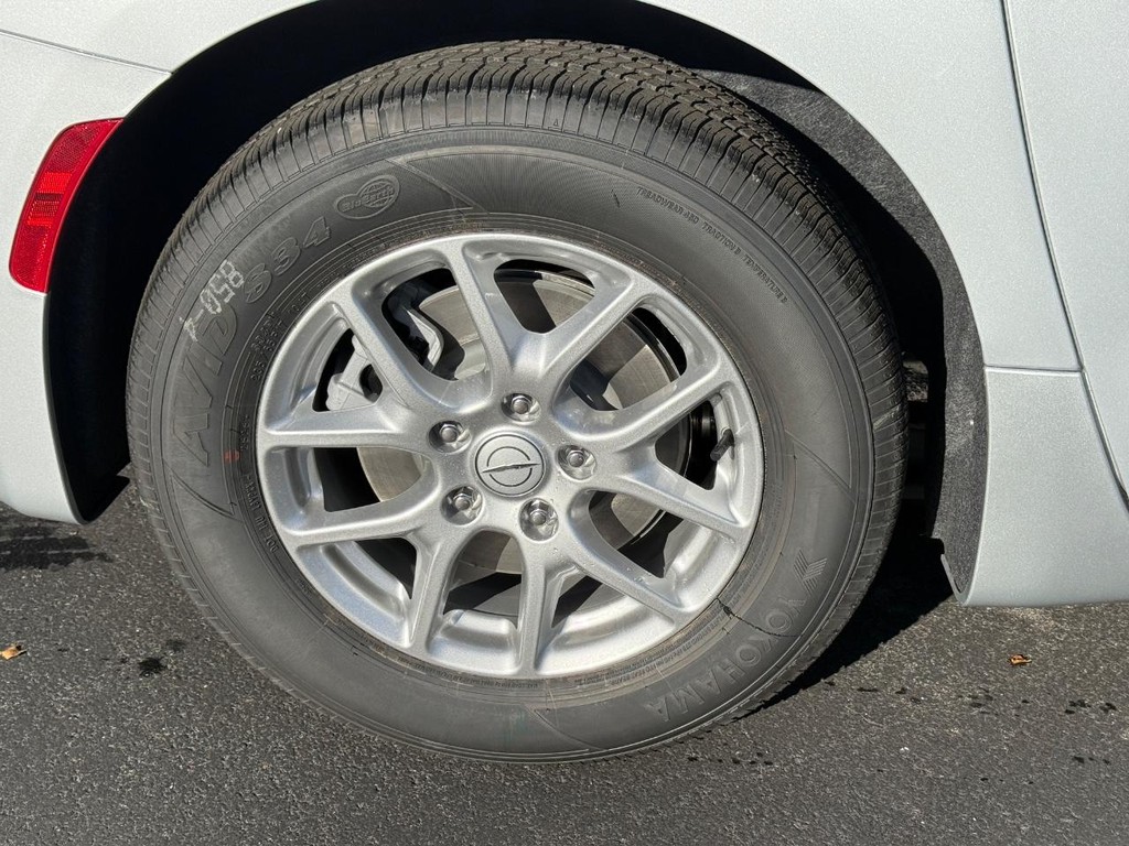 Chrysler Voyager Vehicle Full-screen Gallery Image 05