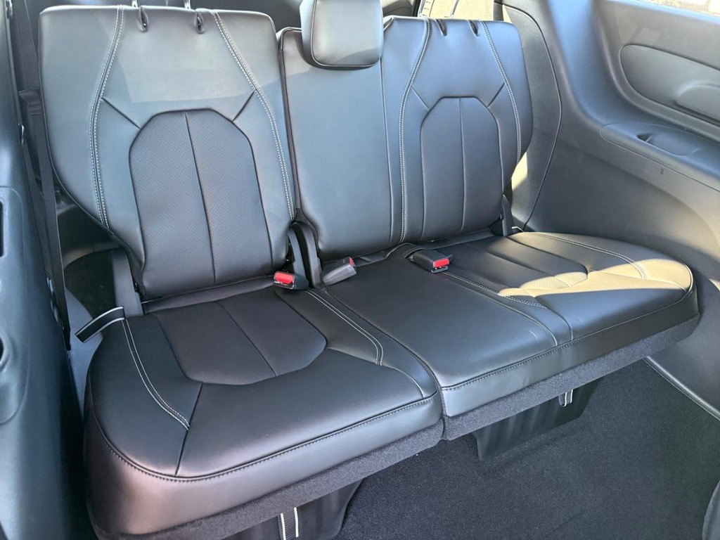 Chrysler Voyager Vehicle Full-screen Gallery Image 06