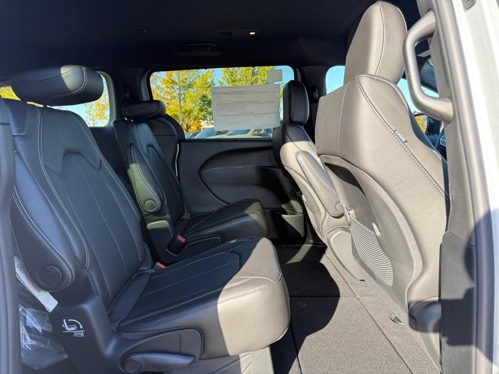 Chrysler Voyager Vehicle Full-screen Gallery Image 07