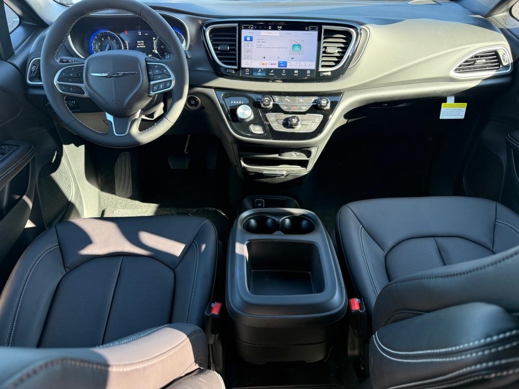 Chrysler Voyager Vehicle Full-screen Gallery Image 08