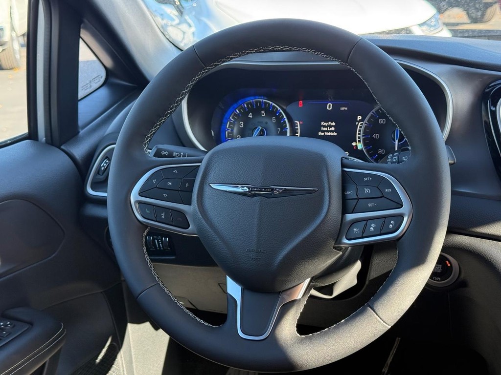 Chrysler Voyager Vehicle Full-screen Gallery Image 09