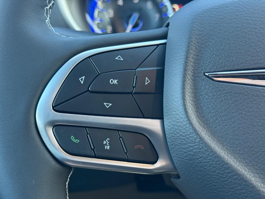 Chrysler Voyager Vehicle Full-screen Gallery Image 10