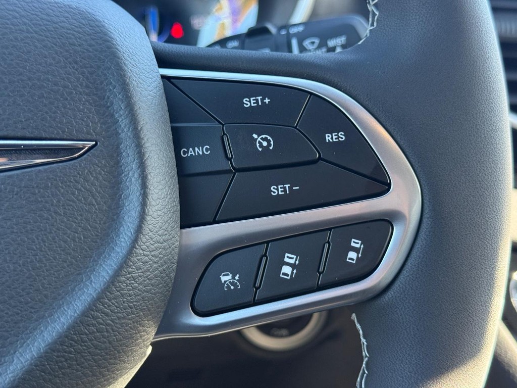 Chrysler Voyager Vehicle Full-screen Gallery Image 11