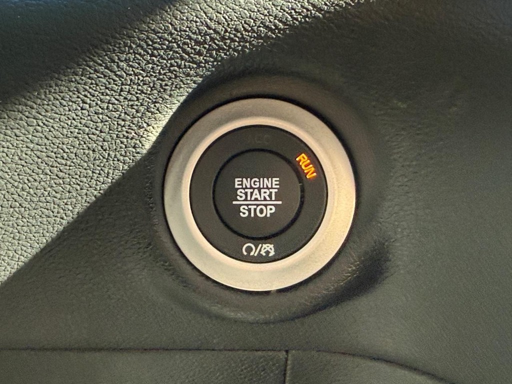 Chrysler Voyager Vehicle Full-screen Gallery Image 12