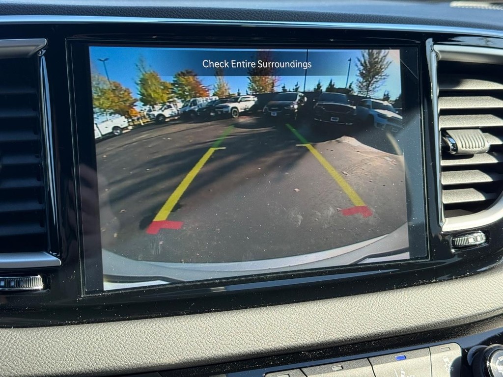 Chrysler Voyager Vehicle Full-screen Gallery Image 15