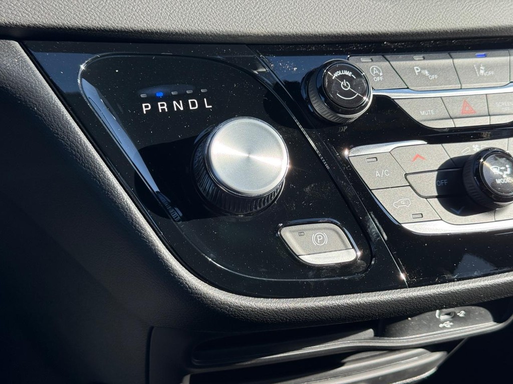 Chrysler Voyager Vehicle Full-screen Gallery Image 16