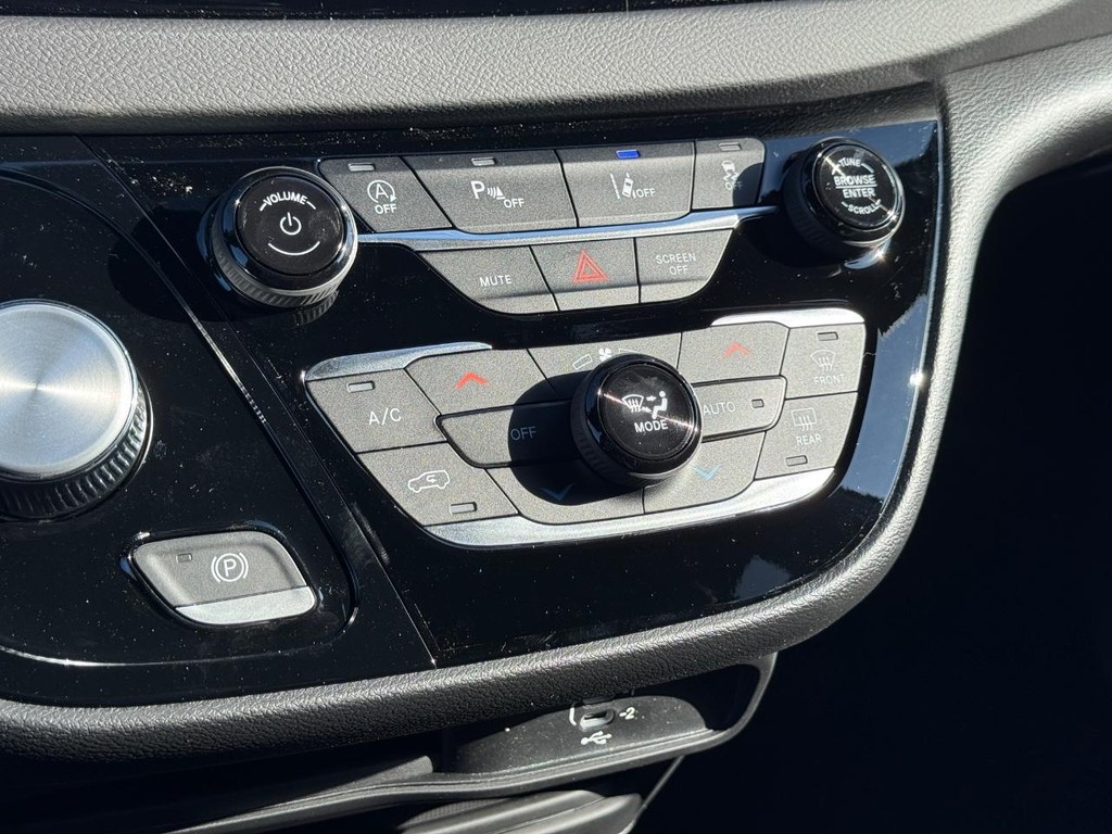 Chrysler Voyager Vehicle Full-screen Gallery Image 17