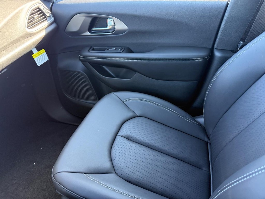 Chrysler Voyager Vehicle Full-screen Gallery Image 18