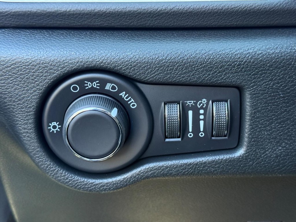 Chrysler Voyager Vehicle Full-screen Gallery Image 19