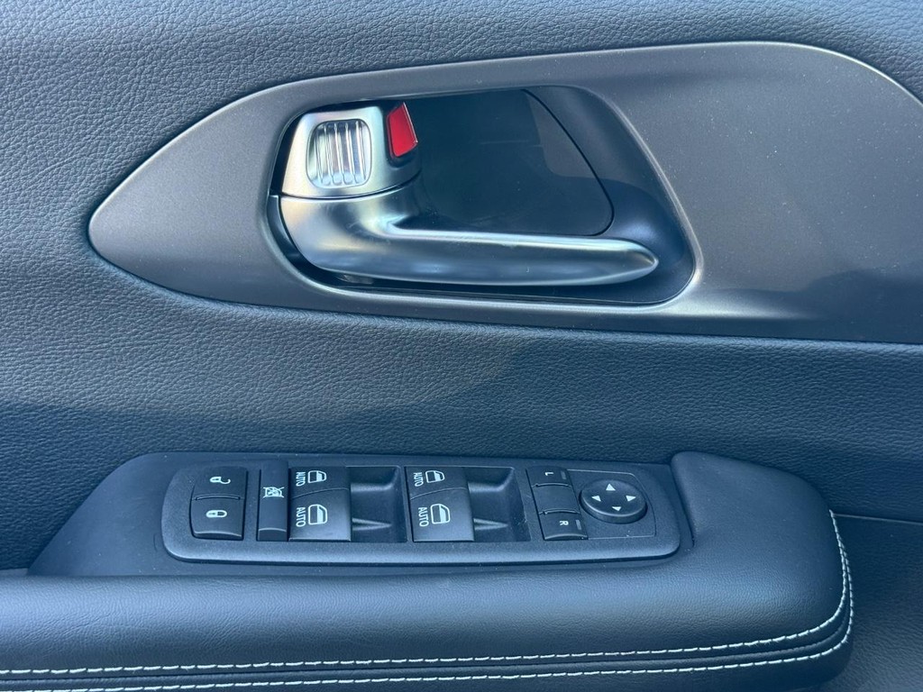 Chrysler Voyager Vehicle Full-screen Gallery Image 20