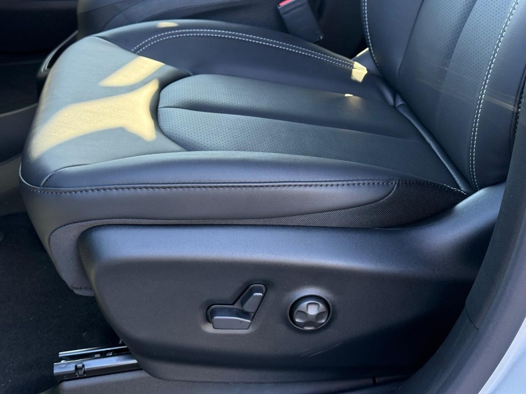 Chrysler Voyager Vehicle Full-screen Gallery Image 21