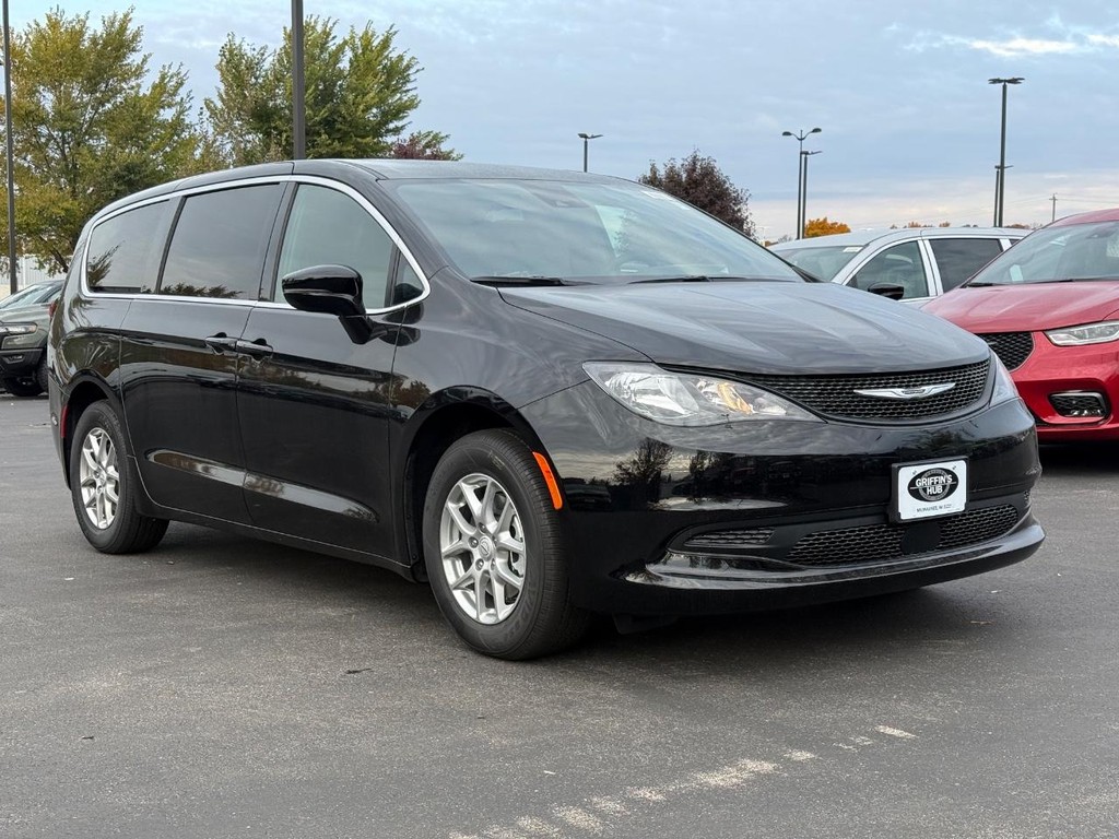 Chrysler Voyager Vehicle Full-screen Gallery Image 02
