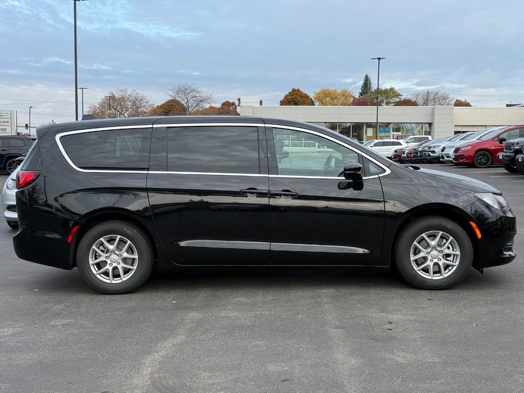 Chrysler Voyager Vehicle Full-screen Gallery Image 03