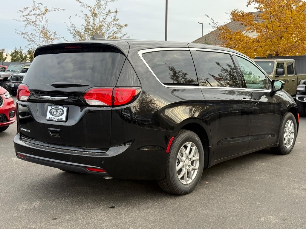 Chrysler Voyager Vehicle Full-screen Gallery Image 04