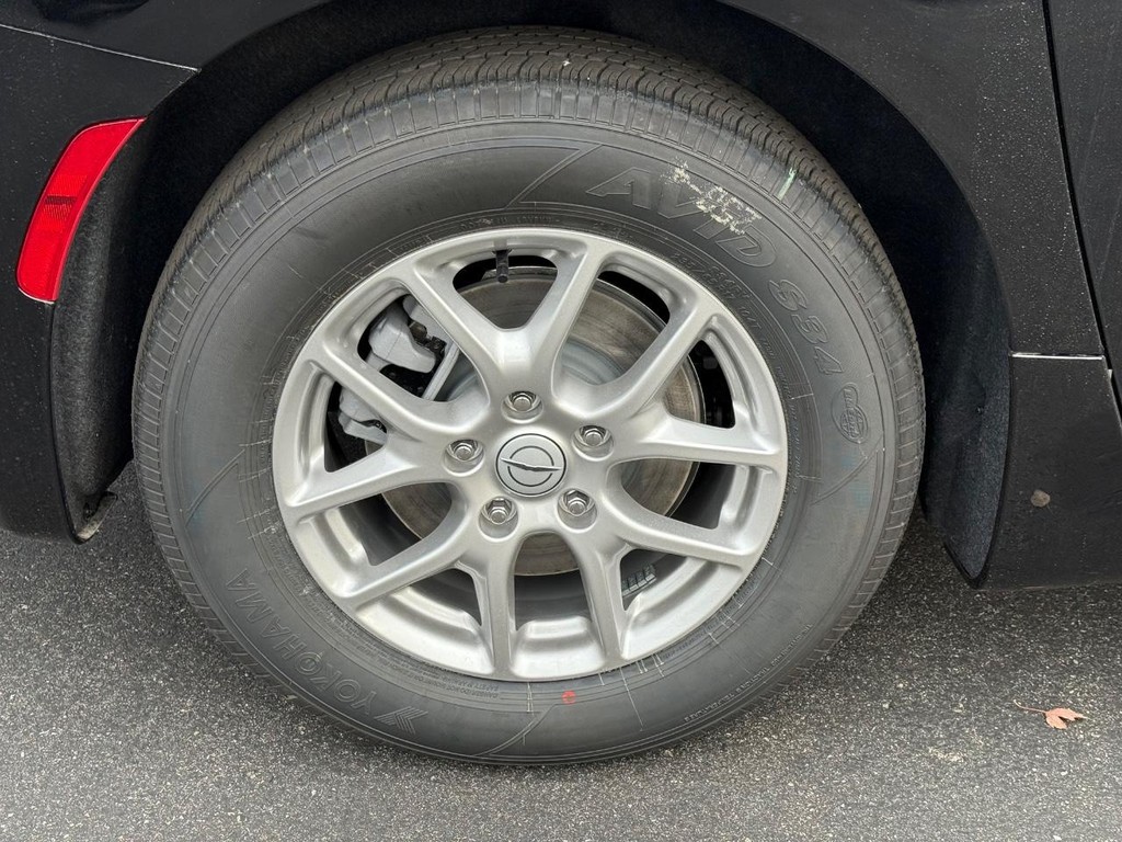 Chrysler Voyager Vehicle Full-screen Gallery Image 05