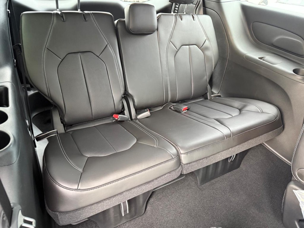 Chrysler Voyager Vehicle Full-screen Gallery Image 06