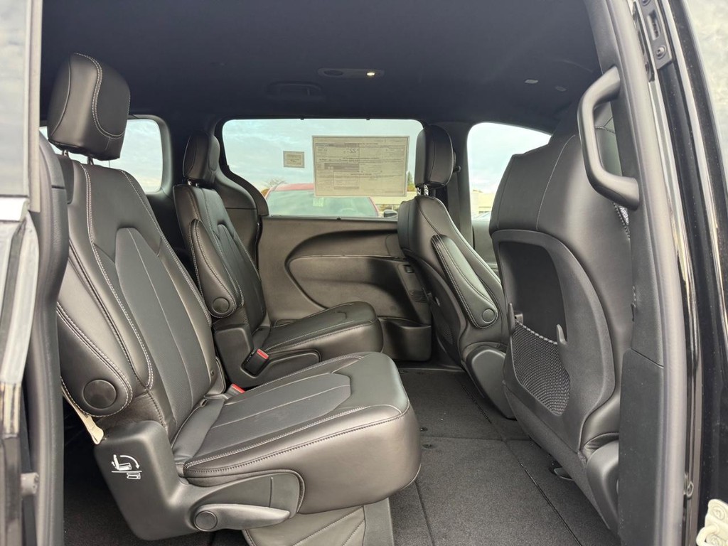 Chrysler Voyager Vehicle Full-screen Gallery Image 07