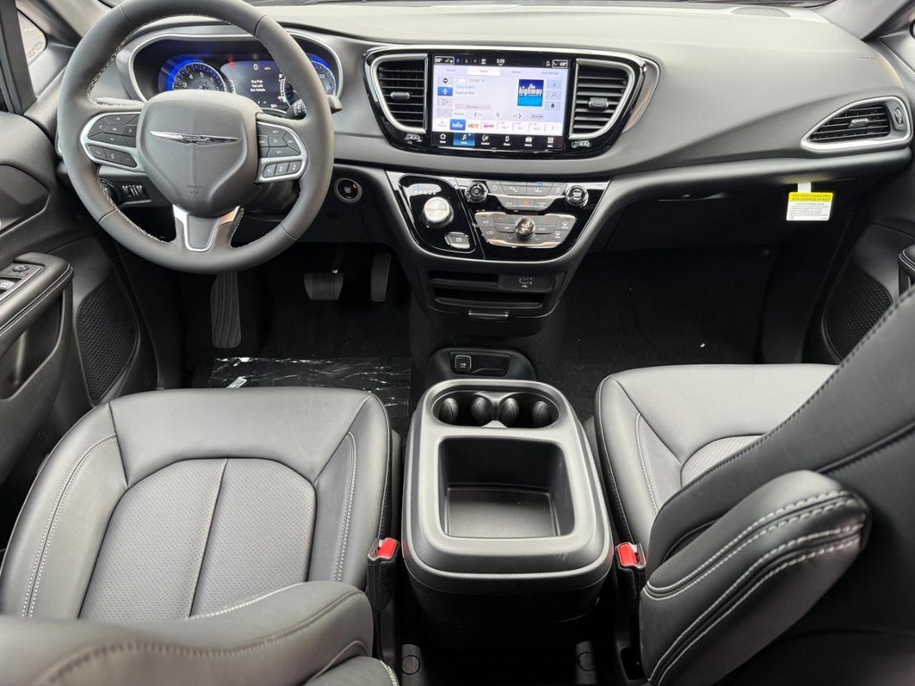 Chrysler Voyager Vehicle Full-screen Gallery Image 08