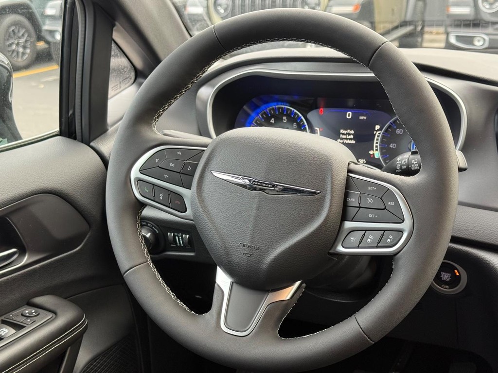 Chrysler Voyager Vehicle Full-screen Gallery Image 09