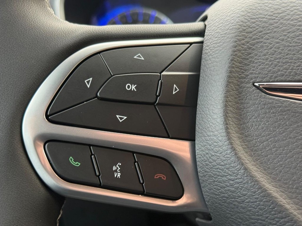 Chrysler Voyager Vehicle Full-screen Gallery Image 10